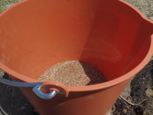 培養土を作るためにバーミキュライトの分量をはかる